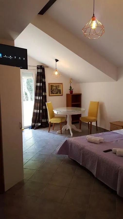 Brbinj Pansion Kaleb Bed & Breakfast クロアチア